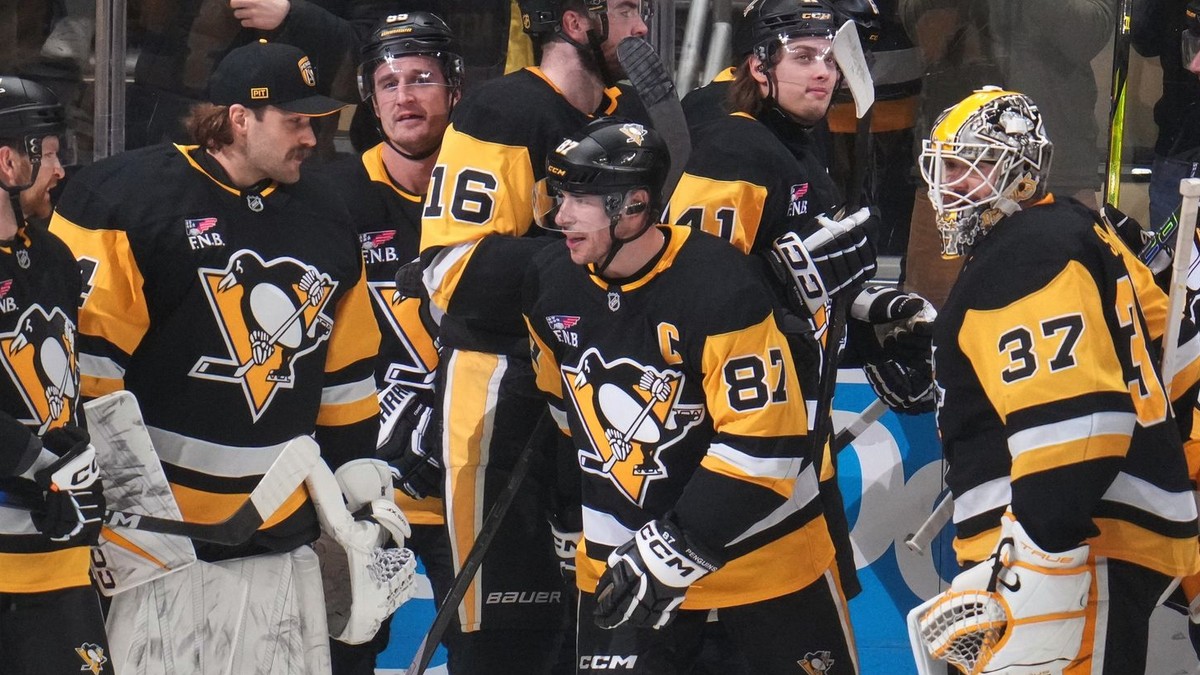 Hráč Pittsburghu Penguins Sidney Crosby (87) sa teší z víťazstva so svojimi spoluhráčmi. 