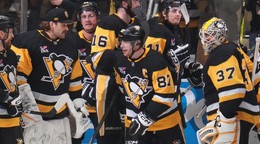 Hráč Pittsburghu Penguins Sidney Crosby (87) sa teší z víťazstva so svojimi spoluhráčmi. 
