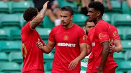 Dávid Strelec oslavuje gól do siete Celticu.