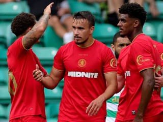 Dávid Strelec oslavuje gól do siete Celticu.