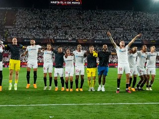 Futbalisti FC Sevilla po triumfe nad Manchestrom United. 