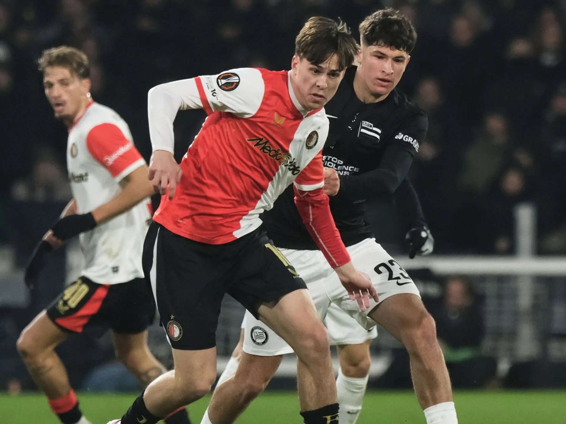 AZ52 Rotterdam - Na snímke slovenský hráč Feyenoordu Leo Sauer (v popredí) a hráč Sturmu Arjan Malič bojujú o loptu v zápase 7. kola ligovej fázy Európskej ligy Feyenoord Rotterdam - Sturm Graz v Rotterdame 22. januára 2026. FOTO TASR/AP

Feyenoord's Leo Sauer, front, and Sturm's Arjan Malic vie for the ball during the Europa League opening phase soccer match between Feyenoord and SK Sturm Graz in Rotterdam, Netherlands, Thursday, Jan. 22, 2026. (AP Photo/Patrick Post)

- šport
- futbal
- Holandsko 
- Rotterdam
- 7.
- kolo
- ligovej 
- fázy 
- Európskej 
- ligy
- EL
