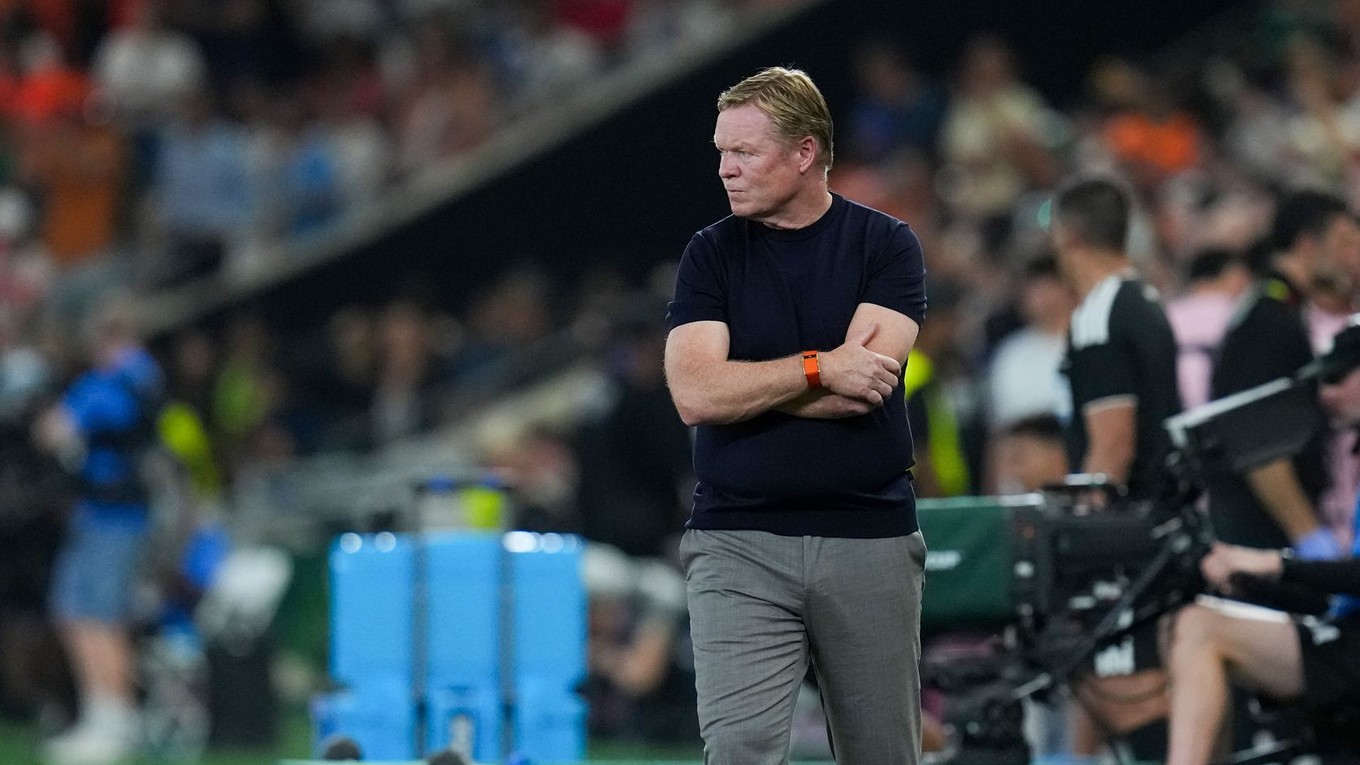 Holandský tréner Ronald Koeman (vpravo) sleduje šestnásťfinálový šláger Holandsko - Maroko.