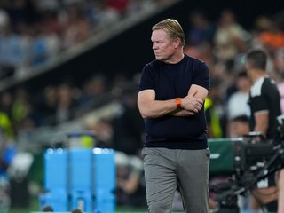 Holandský tréner Ronald Koeman (vpravo) sleduje šestnásťfinálový šláger Holandsko - Maroko.