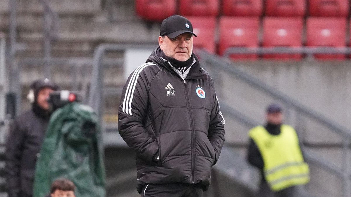 Na snímke hlavný tréner Slovana Bratislava Vladimír Weiss st. počas osemfinálového zápasu Slovnaft Cupu.