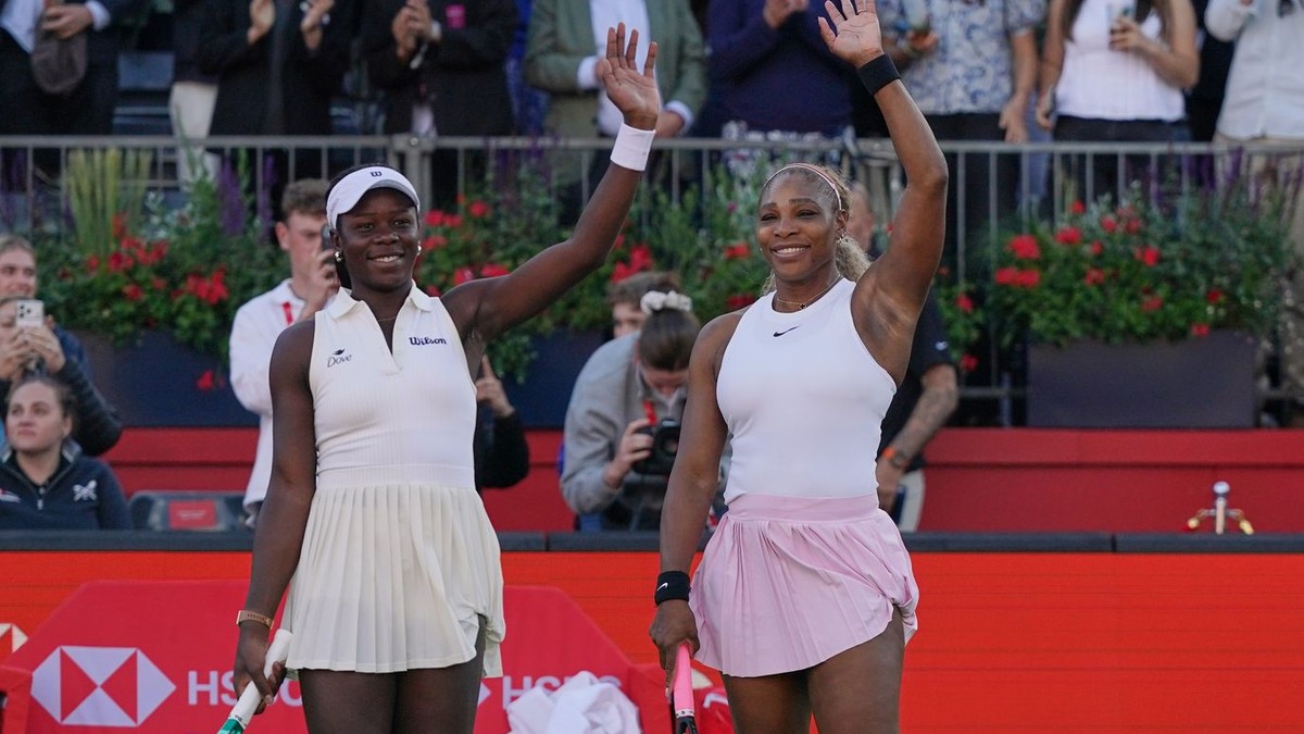 Americko-kanadská dvojica Serena Williamsová (vpravo) a Victoria Mboková sa radujú z výhry 