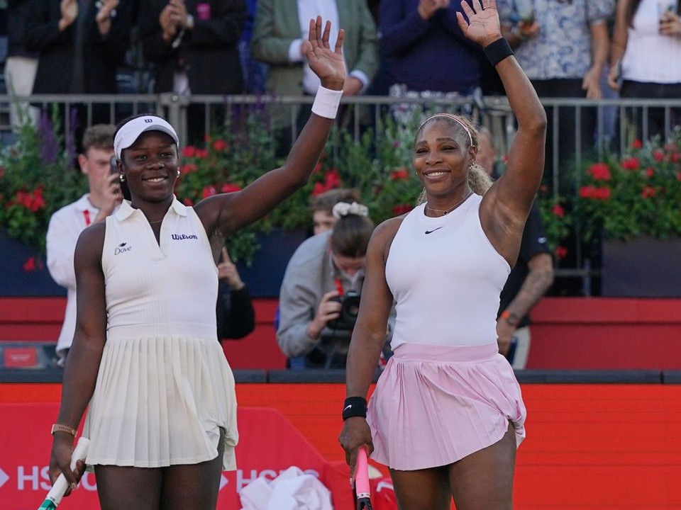 Americko-kanadská dvojica Serena Williamsová (vpravo) a Victoria Mboková sa radujú z výhry 