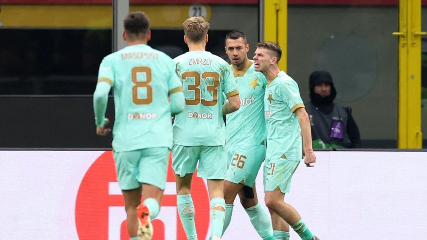 Ivan Schranz (druhý sprava) oslavuje svoj gól do siete AC Miláno. 