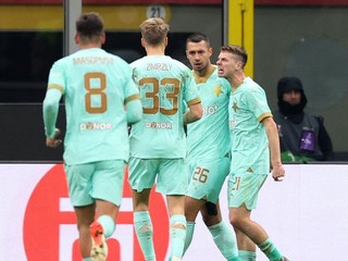 Ivan Schranz (druhý sprava) oslavuje svoj gól do siete AC Miláno. 