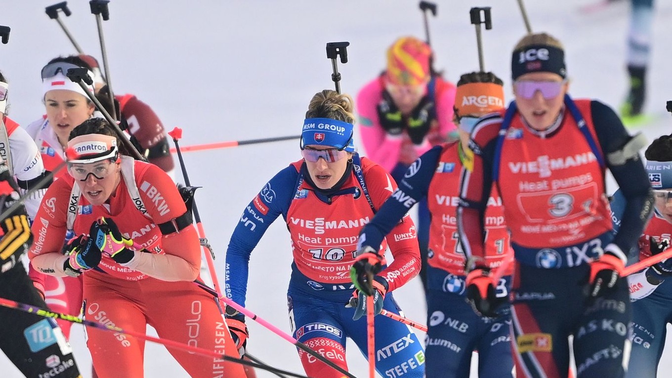 Slovenská biatlonistka Paulína Bátovská Fialková (uprostred) počas miešanej štafety.