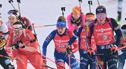 Slovenská biatlonistka Paulína Bátovská Fialková (uprostred) počas miešanej štafety.