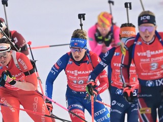 Slovenská biatlonistka Paulína Bátovská Fialková (uprostred) počas miešanej štafety.