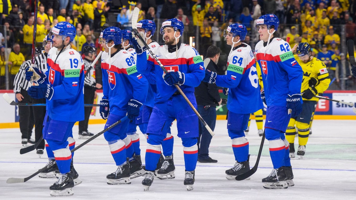 Slovenskí hokejisti po prvom zápase na MS v hokeji 2025 proti Švédsku. 
