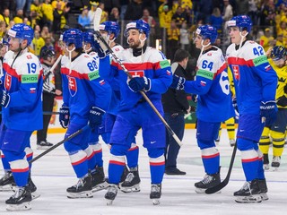 Slovenskí hokejisti po prvom zápase na MS v hokeji 2025 proti Švédsku. 