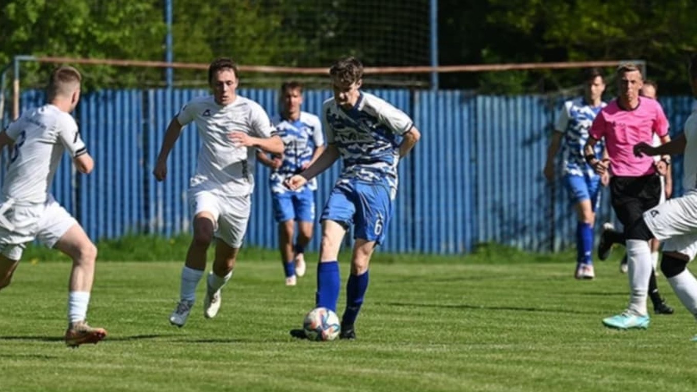 Miloš Albert v súboji o loptu.