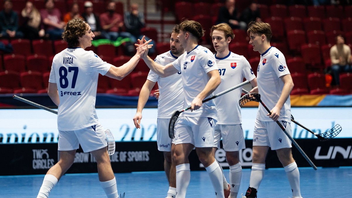Slovenskí reprezentanti sa tešia z gólu na MS vo florbale 2024.