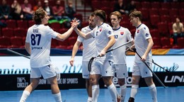 Slovenskí reprezentanti sa tešia z gólu na MS vo florbale 2024.