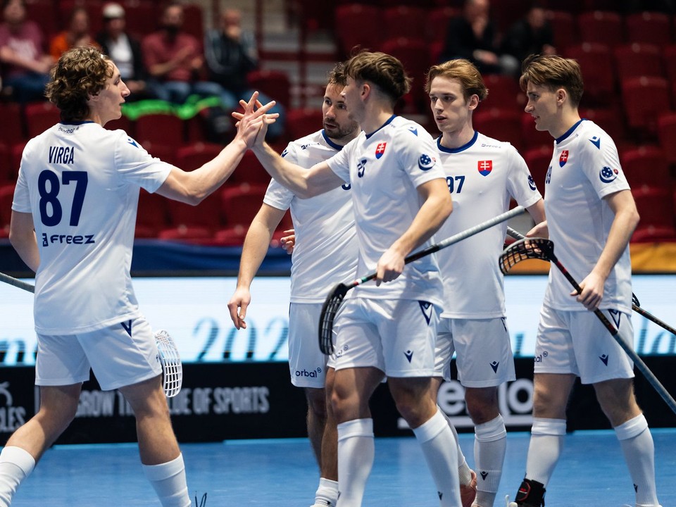 Slovenskí reprezentanti sa tešia z gólu na MS vo florbale 2024.