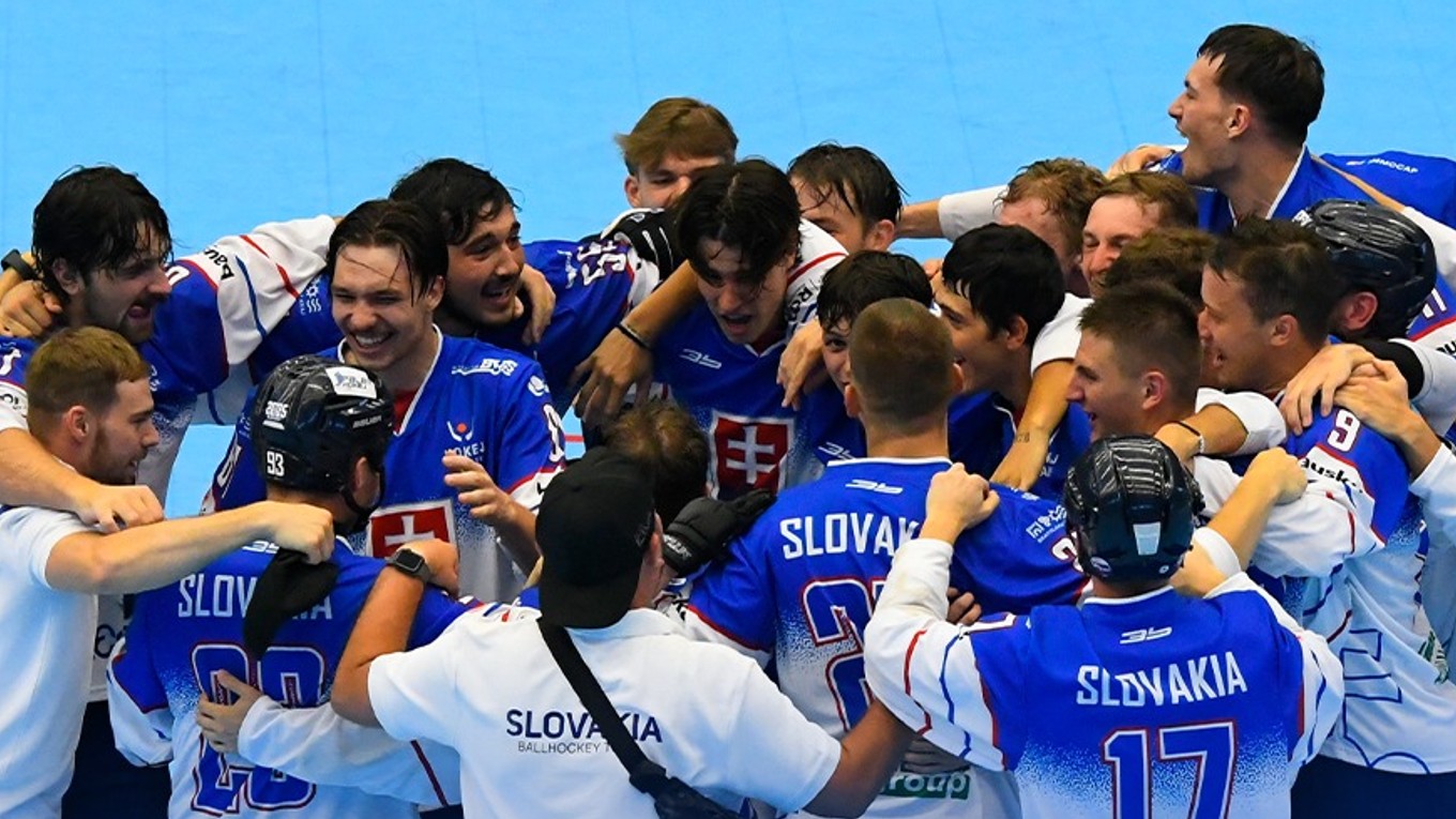 Radosť slovenských hokejbalistov do 23 okov