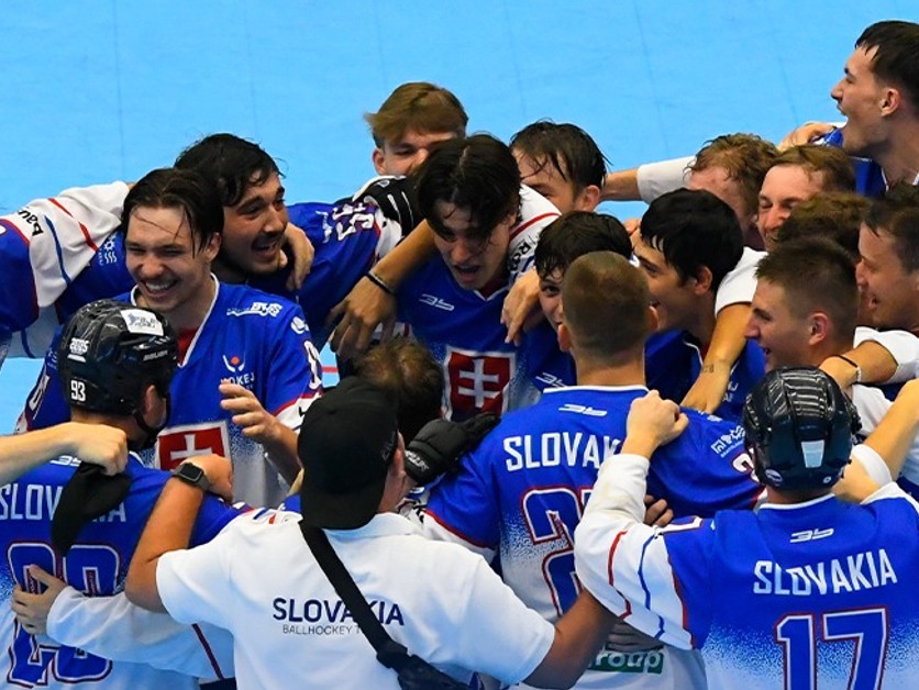 Radosť slovenských hokejbalistov do 23 okov