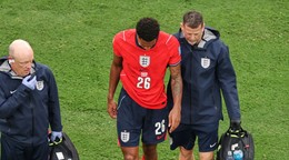 Jarell Quansah opúšťa po zranení ihrisko.