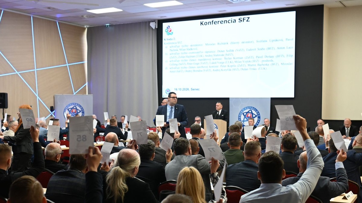 Na snímke delegáti Slovenského futbalového zväzu hlasujú počas Konferencie SFZ v Senci.
