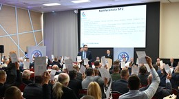 Na snímke delegáti Slovenského futbalového zväzu hlasujú počas Konferencie SFZ v Senci.