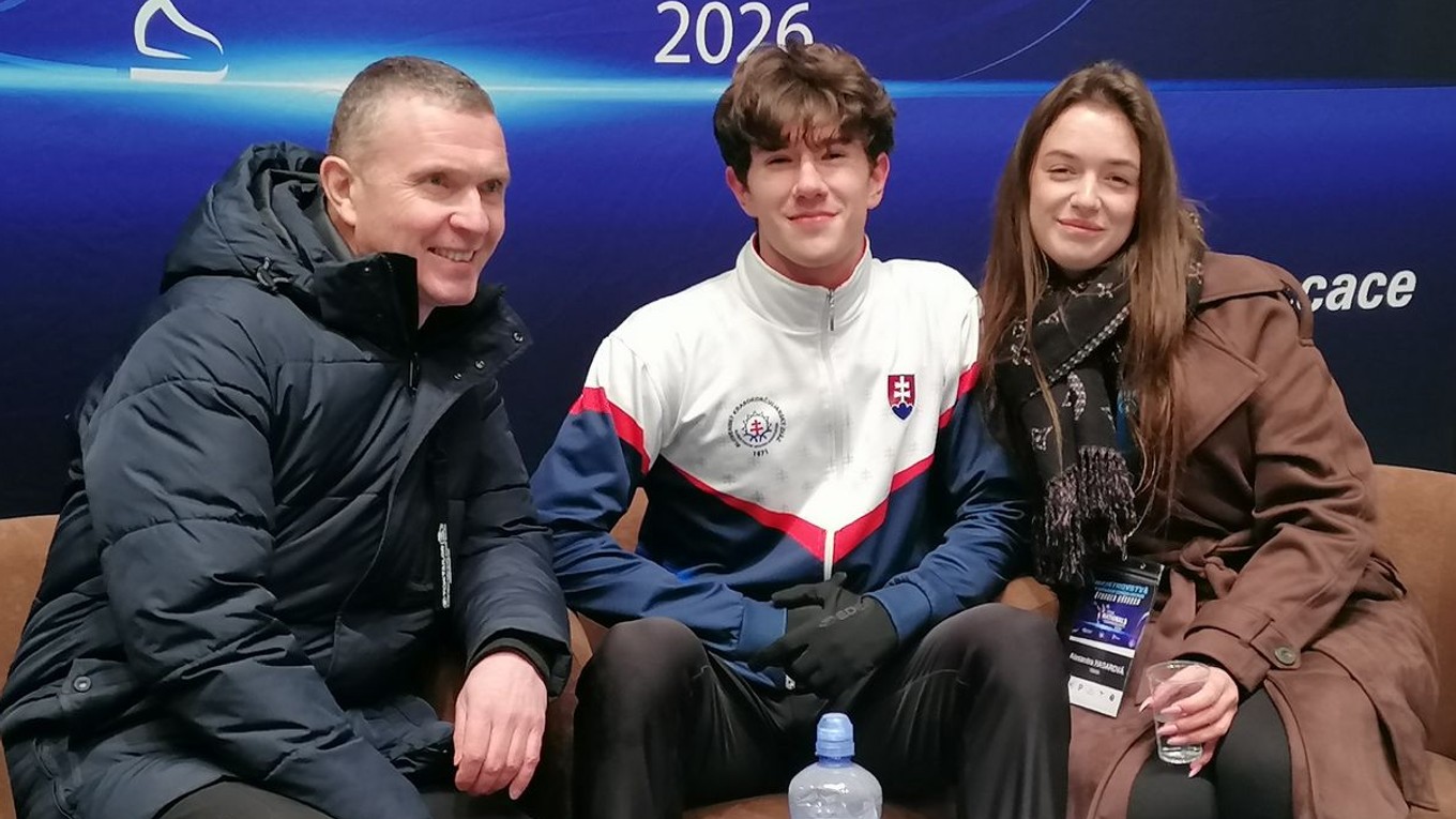 Adam Hagara s trénermi Vladimírom Dvojnikovom a Alexandrou Hagarovou po krátkom programe na Majstrovstvách štyroch krajín v Prešove.