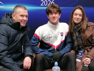 Adam Hagara s trénermi Vladimírom Dvojnikovom a Alexandrou Hagarovou po krátkom programe na Majstrovstvách štyroch krajín v Prešove.