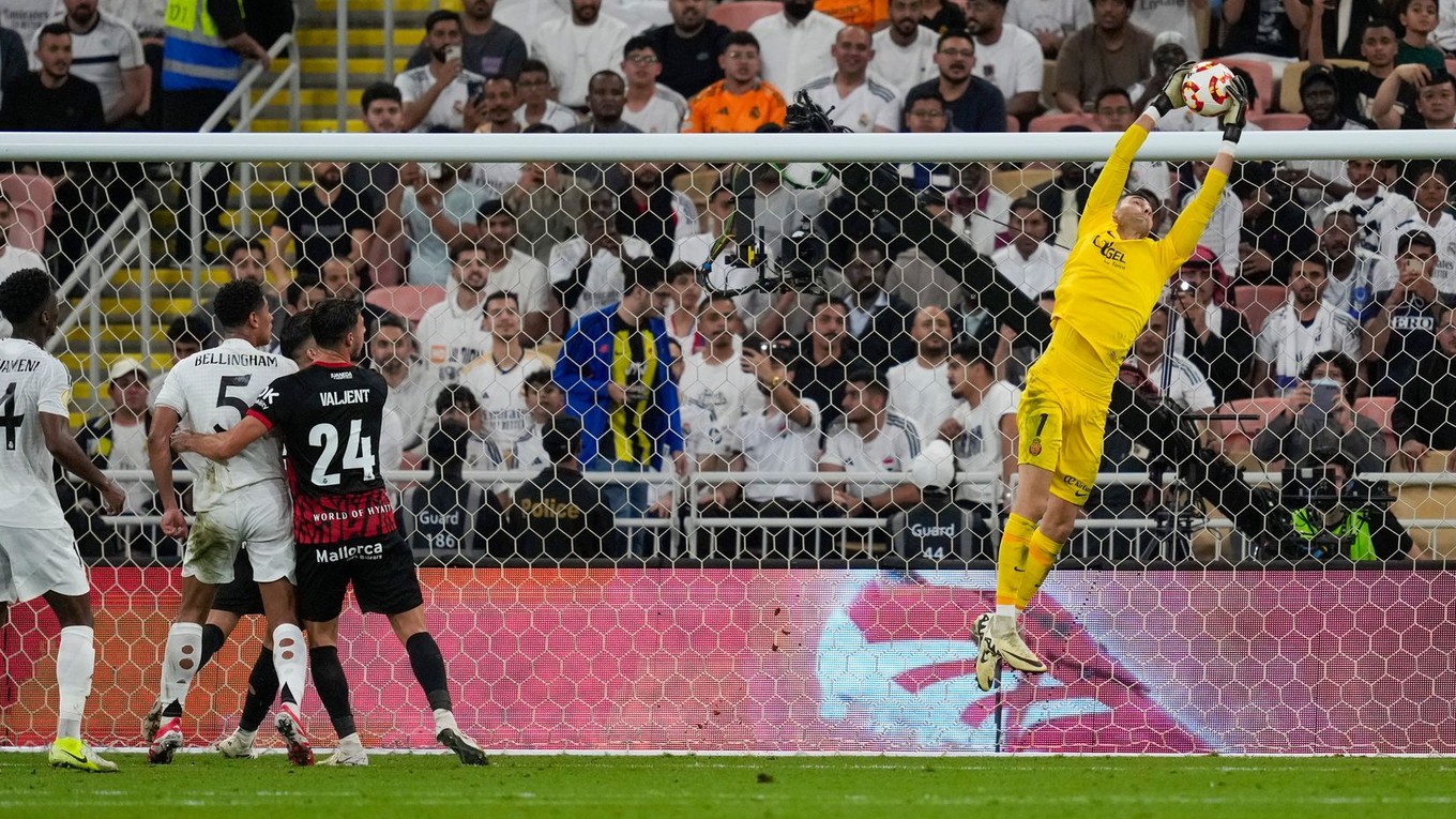 Brankár Dominik Greif zasahuje v zápase Real Madrid - RCD Mallorca v semifinále španielskeho Superpohára.