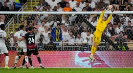 Brankár Dominik Greif zasahuje v zápase Real Madrid - RCD Mallorca v semifinále španielskeho Superpohára.