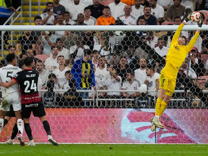 Brankár Dominik Greif zasahuje v zápase Real Madrid - RCD Mallorca v semifinále španielskeho Superpohára.