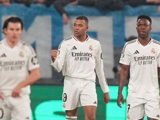 Kylian Mbappé oslavuje gól do siete Atalanty.