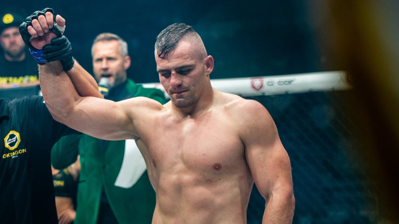 Matej Šurin si pripísal víťazný debut v Oktagon MMA.