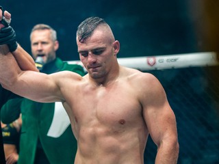 Matej Šurin si pripísal víťazný debut v Oktagon MMA.