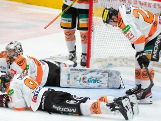 Michal Chovan (leží na ľade) a ďalší hokejisti Košíc po prehre so Slovanom. 