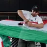 Muž trhá iránsku vlajku počas sledovania zápasu G-skupiny Irán – Nový Zéland na MS vo futbale 2026.