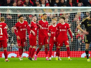 Futbalisti Liverpoolu oslavujú gól proti Sparte Praha.