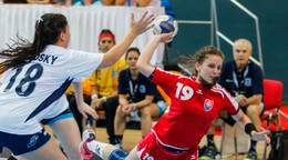 Na snímke zľava hádzanárka Argentíny Valentina Brodská a slovenská reprezentantka Adriana Holejová.