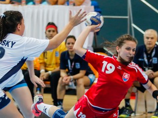 Na snímke zľava hádzanárka Argentíny Valentina Brodská a slovenská reprezentantka Adriana Holejová.