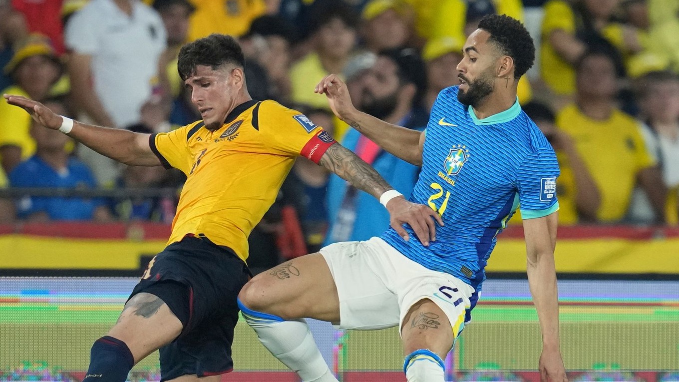Piero Hincapie (vľavo) a Matheus Cunha v zápase Ekvádor - Brazília v kvalifikácii MS vo futbale 2026.