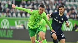 Zľava Bence Dardai (Wolfsburg) a Tom Krauss (Bochum) v zápase 23. kola nemeckej Bundesligy VfL Wolfsburg - VfL Bochum.