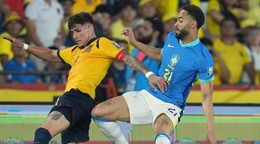 Piero Hincapie (vľavo) a Matheus Cunha v zápase Ekvádor - Brazília v kvalifikácii MS vo futbale 2026.