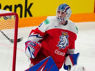 Český brankár Karel Vejmelka inkasuje gól v zápase proti USA na MS v hokeji 2023. 