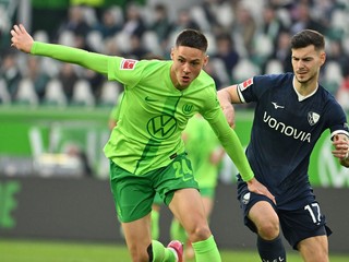 Zľava Bence Dardai (Wolfsburg) a Tom Krauss (Bochum) v zápase 23. kola nemeckej Bundesligy VfL Wolfsburg - VfL Bochum.