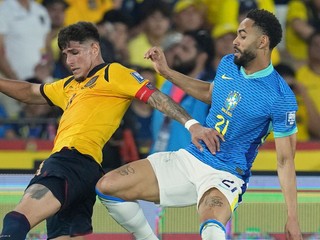 Piero Hincapie (vľavo) a Matheus Cunha v zápase Ekvádor - Brazília v kvalifikácii MS vo futbale 2026.