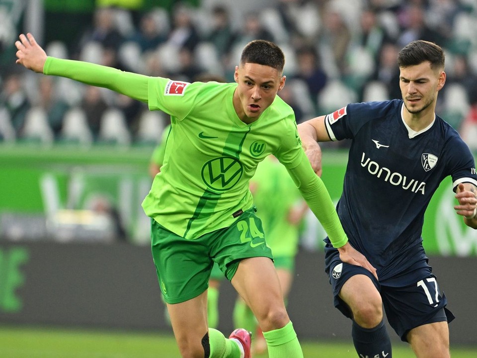 Zľava Bence Dardai (Wolfsburg) a Tom Krauss (Bochum) v zápase 23. kola nemeckej Bundesligy VfL Wolfsburg - VfL Bochum.