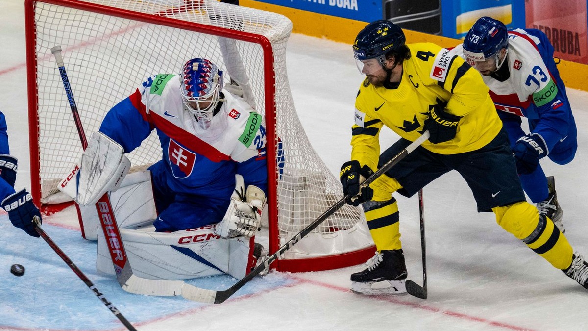 Rasmus Andersson a Michal Beňo v zápase Slovensko - Švédsko v skupine A na MS v hokeji 2025.