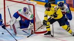 Rasmus Andersson a Michal Beňo v zápase Slovensko - Švédsko v skupine A na MS v hokeji 2025.