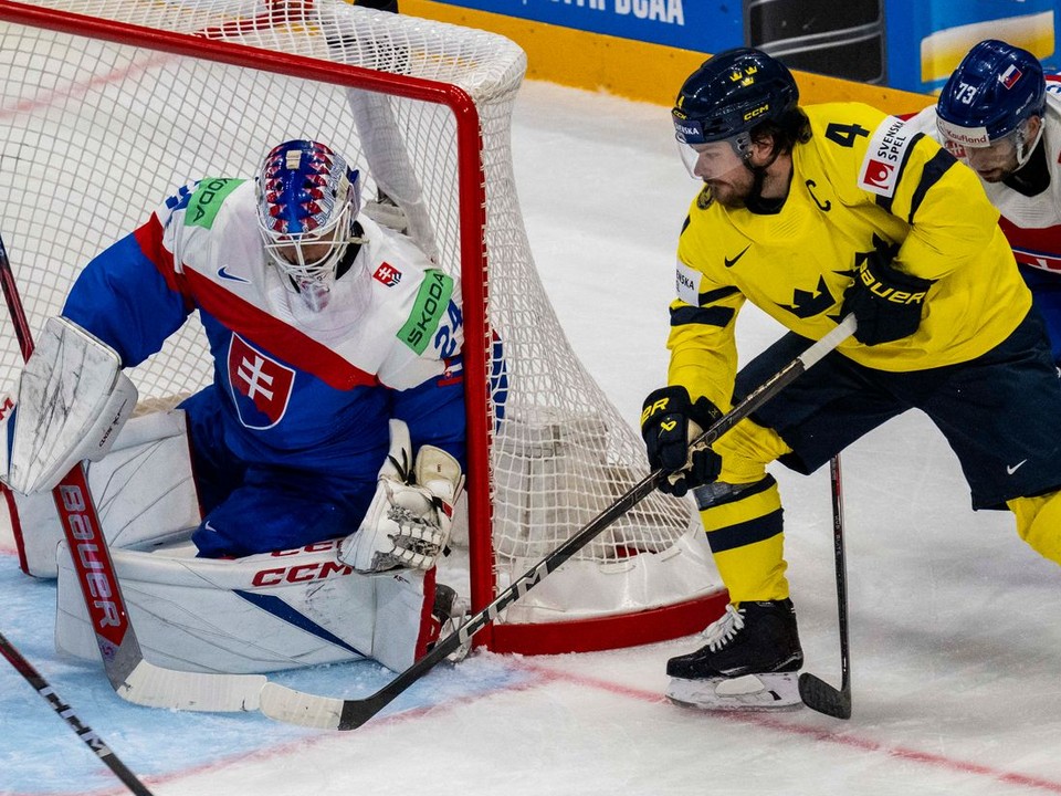 Rasmus Andersson a Michal Beňo v zápase Slovensko - Švédsko v skupine A na MS v hokeji 2025.